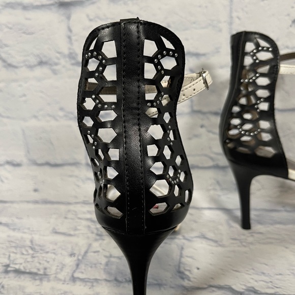 Carlos Santana white and black heels. Never worn. Size 10 - Picture 9 of 15